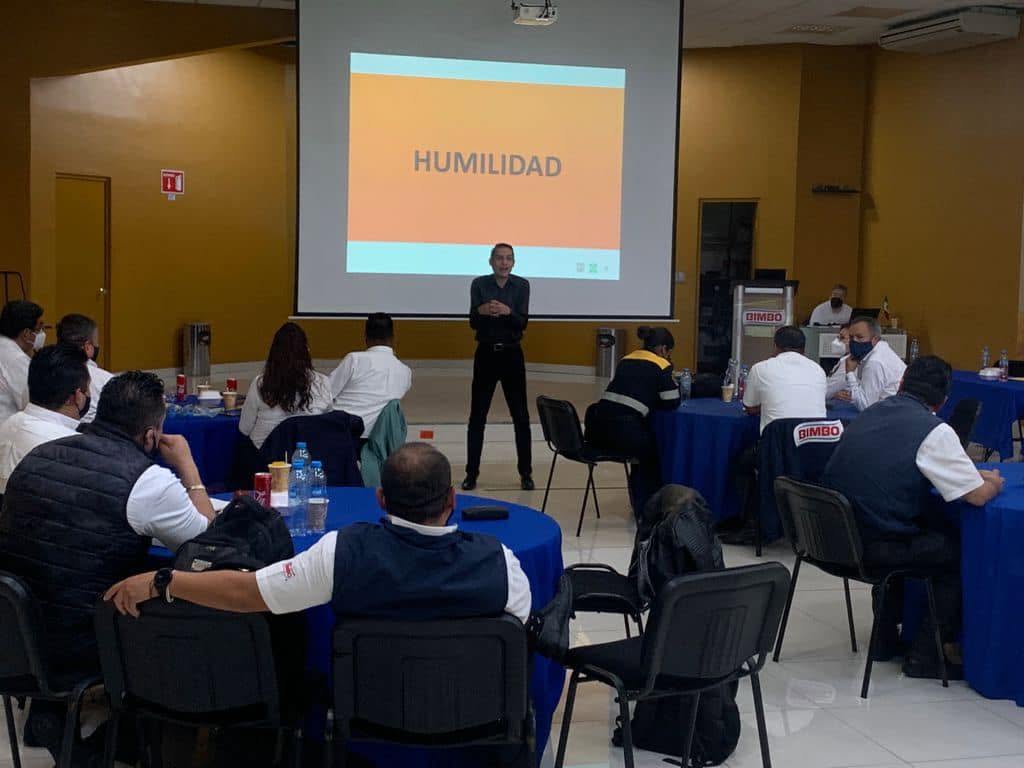 Arturo Orozco en taller corporativo Bimbo
